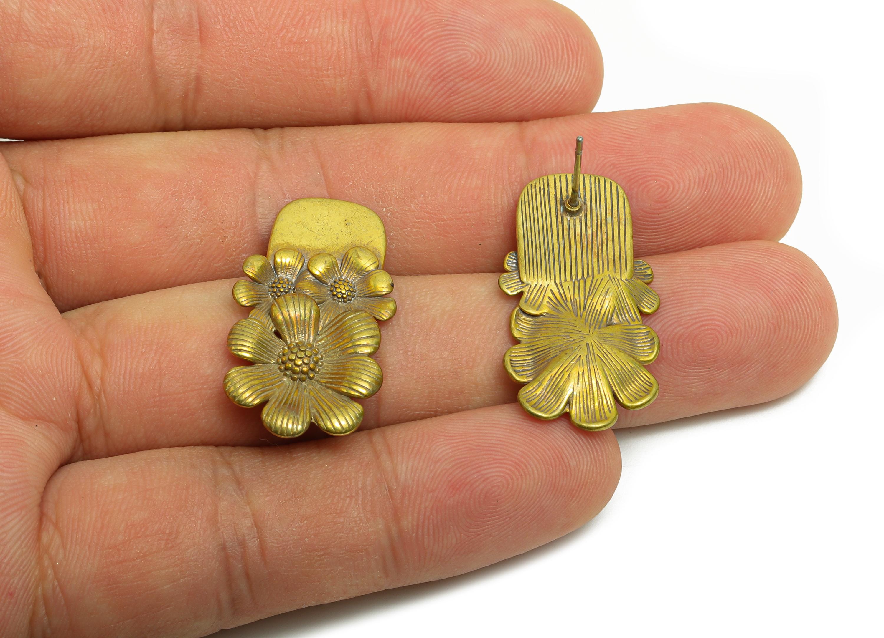 Vintage Brass Daisy Stud Earring - Raw Brass Textured Handcrafted Flower Earring Post - Brass Artisan Jewelry - 29.96x16.24x3mm - PP10825 - DOMEDBAZAAR