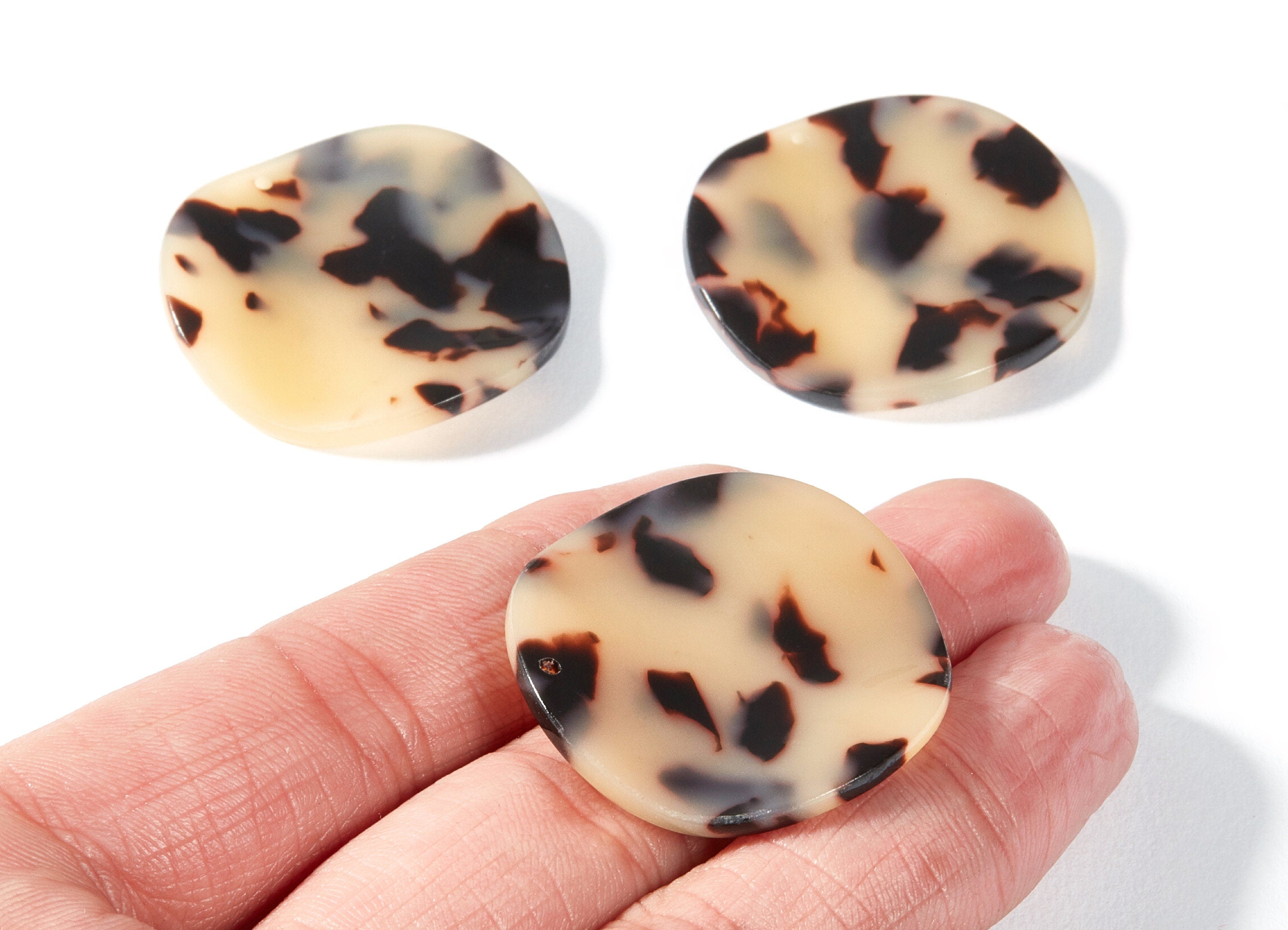 Acetate Wavy Disc Charms - Blonde Tortoise Shell Earrings - Wavy Disc Earrings and Pendant - Color Code: A08 - 34,1x33,84x2,94mm - AC1066G - DOMEDBAZAAR