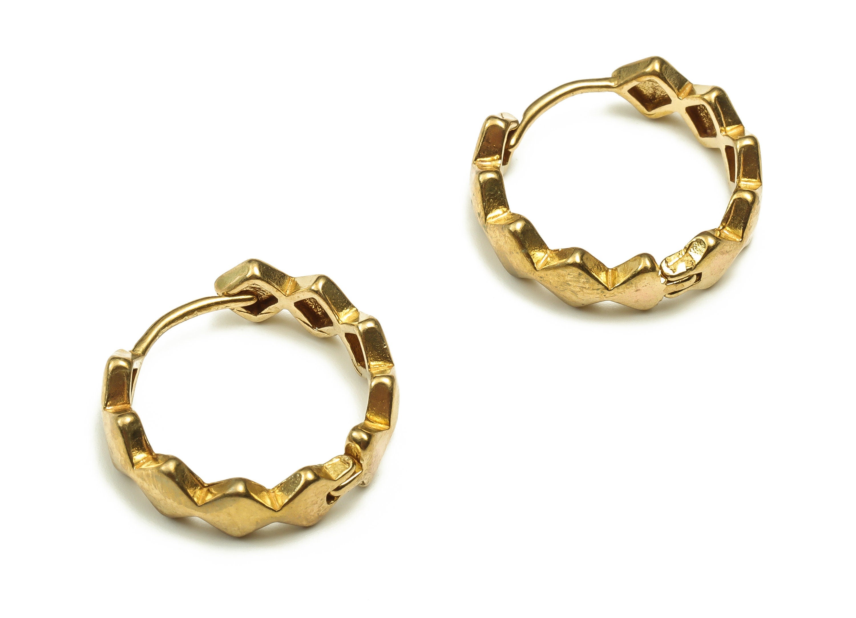 Brass Wavy Hoop Earring – Wavy Shape Earrings – Plain Huggie Hoop Earrings – Tiny Hoop Earring Jewelry Supplies - 18.3x20x5.44mm - PP4649 - DOMEDBAZAAR