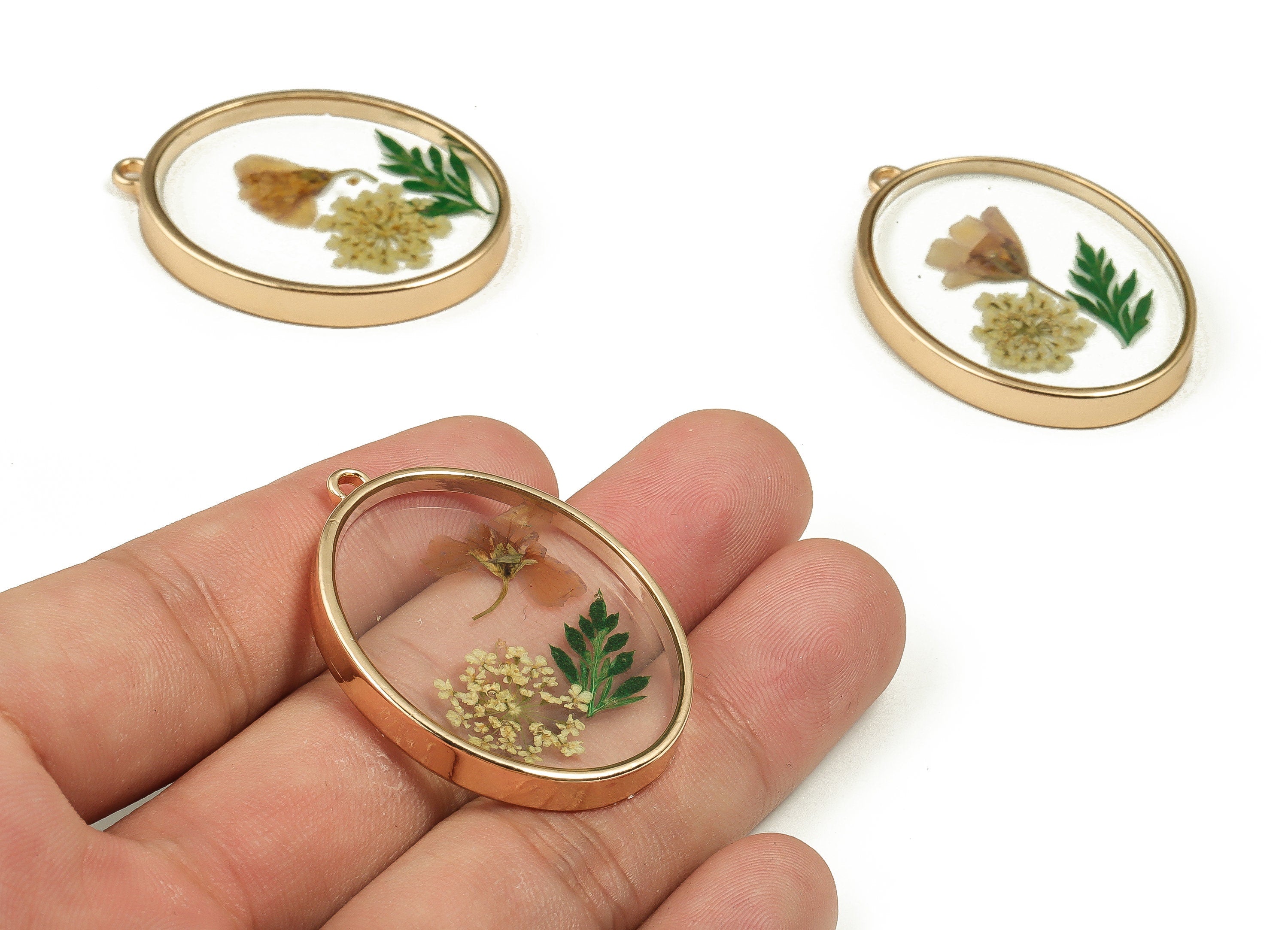 Epoxy Resin Oval Real Flower Charms - Lace Flower&Babysbreath - Back Pout Leaf Pendant - Gold Tone Plated Alloy - 41.29x29.97x5.1mm - ZZ1870 - DOMEDBAZAAR