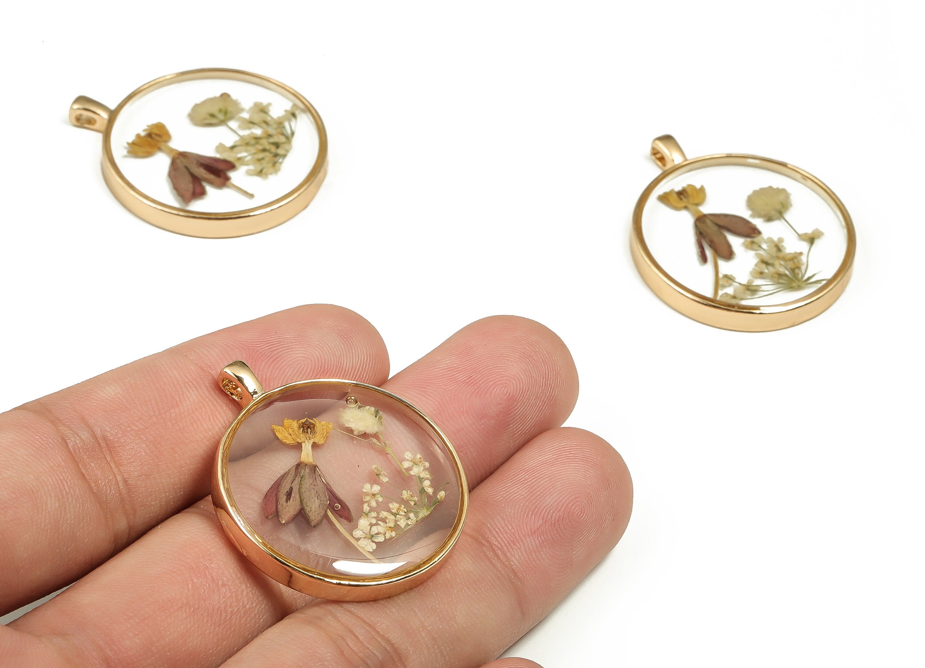 Epoxy Resin Round Real Flower Charms - Dancing Flower&Lace Flower - Baby's-Breath Pendant - Gold Tone Plated Alloy - 34.97x29x3.9mm - ZZ1913 - DOMEDBAZAAR