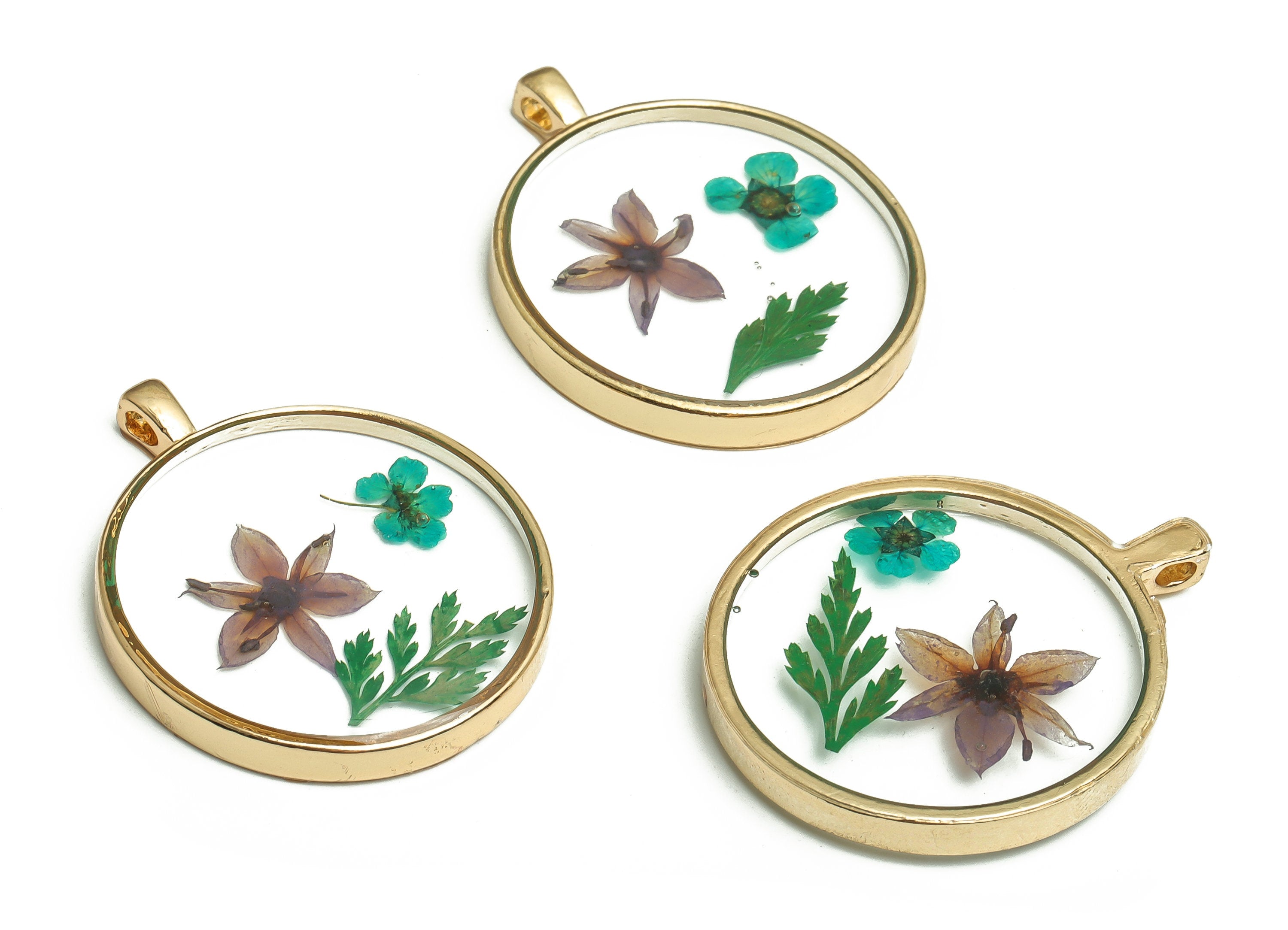 Epoxy Resin Round Real Flower Charms - Leek Flower - Narcissus Flower - Lace Flower Charms - Gold Tone Plated Alloy - 35x28.6x4.7mm - ZZ1947 - DOMEDBAZAAR