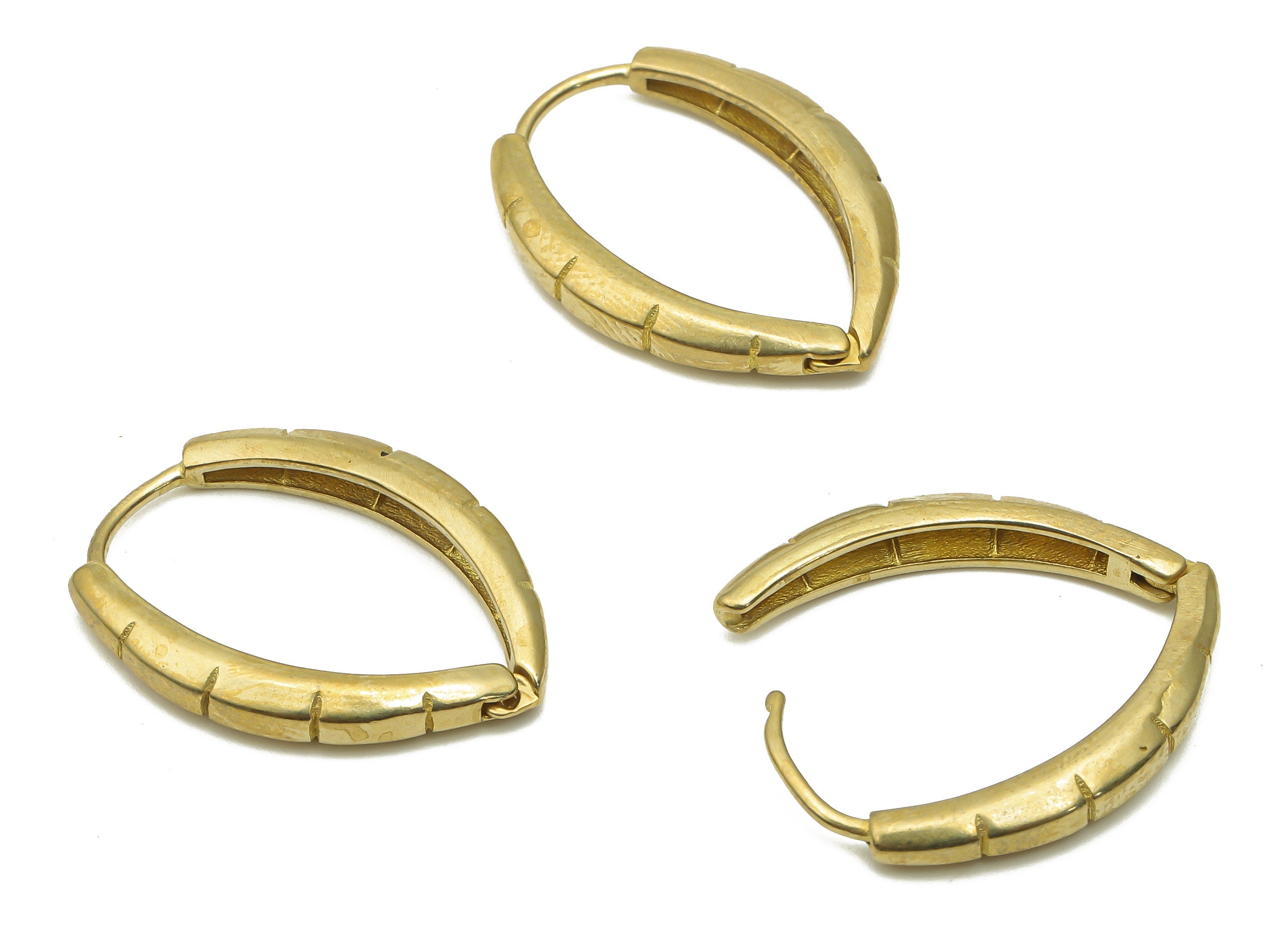 Brass Leaf Huggie Hoops Earrings - Raw Brass Huggie Hoop - Brass Textured Oval Hoops - Brass Earrings - 24.38x16.08x2.63mm - PP7597 - DOMEDBAZAAR