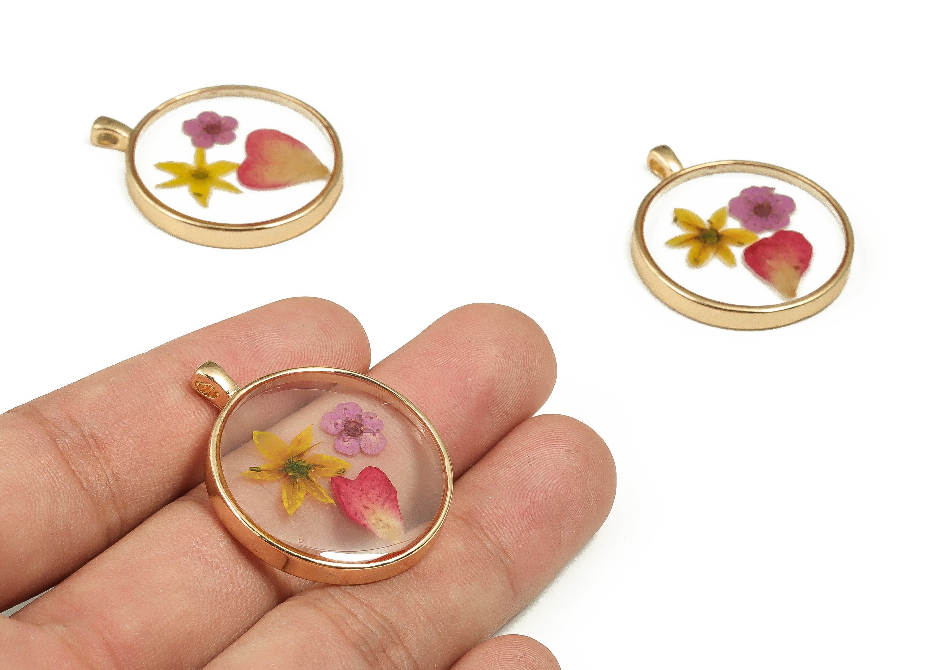 Epoxy Resin Round Real Flower Charms - Chinese Chive Flower&Chinese Narcissus Pendant - Gold Tone Plated Alloy - 35.11x29.18x3.68mm - ZZ1902 - DOMEDBAZAAR