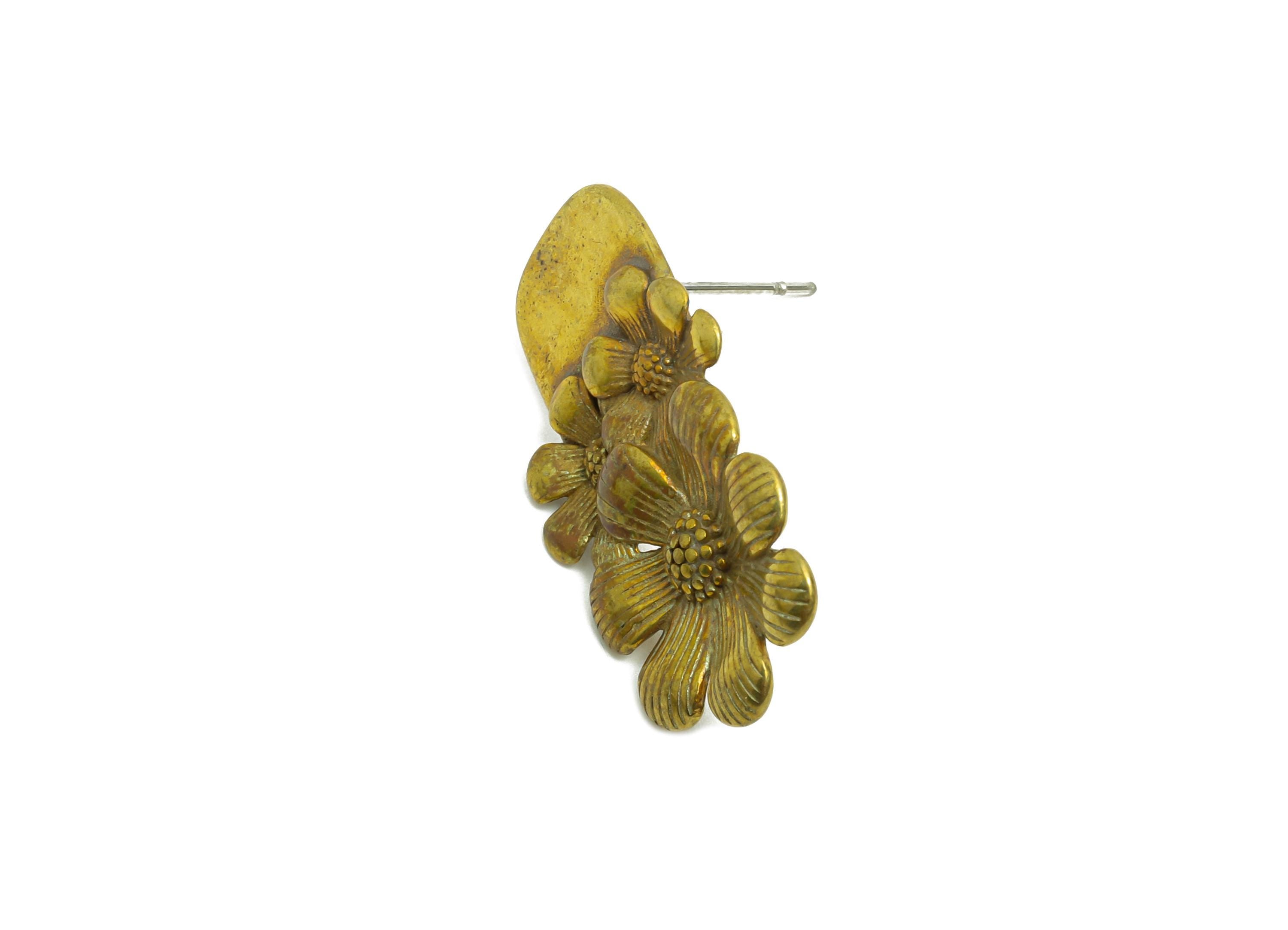 Vintage Brass Daisy Stud Earring - Raw Brass Textured Handcrafted Flower Earring Post - Brass Artisan Jewelry - 29.96x16.24x3mm - PP10825 - DOMEDBAZAAR