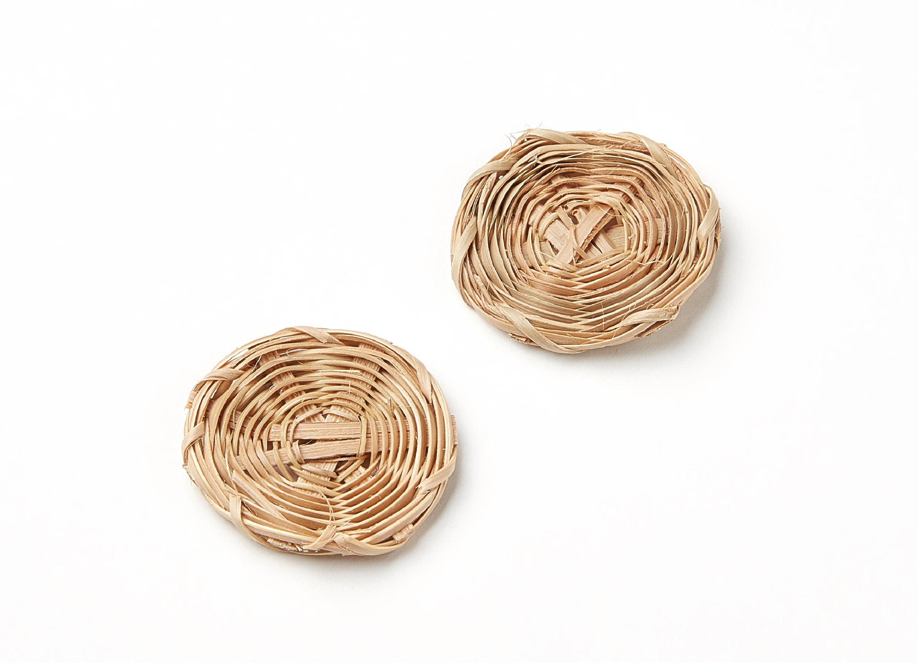 Handwoven Rattan Earrings - Coin Shaped Rattan Pendant - Wooden Straw Earring - Jewelery Handmade - 28,3x28,3x2,4mm - RT1082 - DOMEDBAZAAR