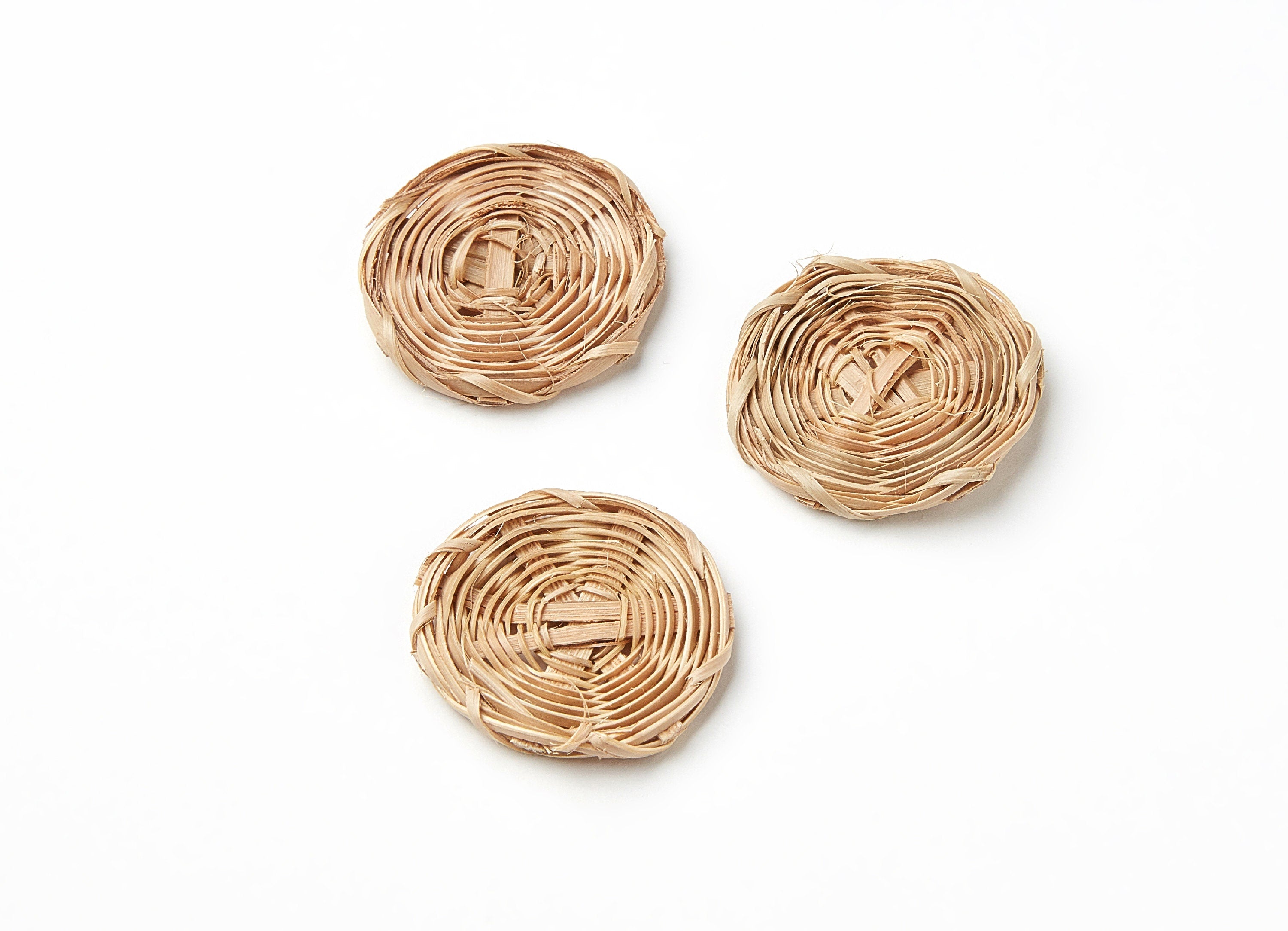 Handwoven Rattan Earrings - Coin Shaped Rattan Pendant - Wooden Straw Earring - Jewelery Handmade - 28,3x28,3x2,4mm - RT1082 - DOMEDBAZAAR