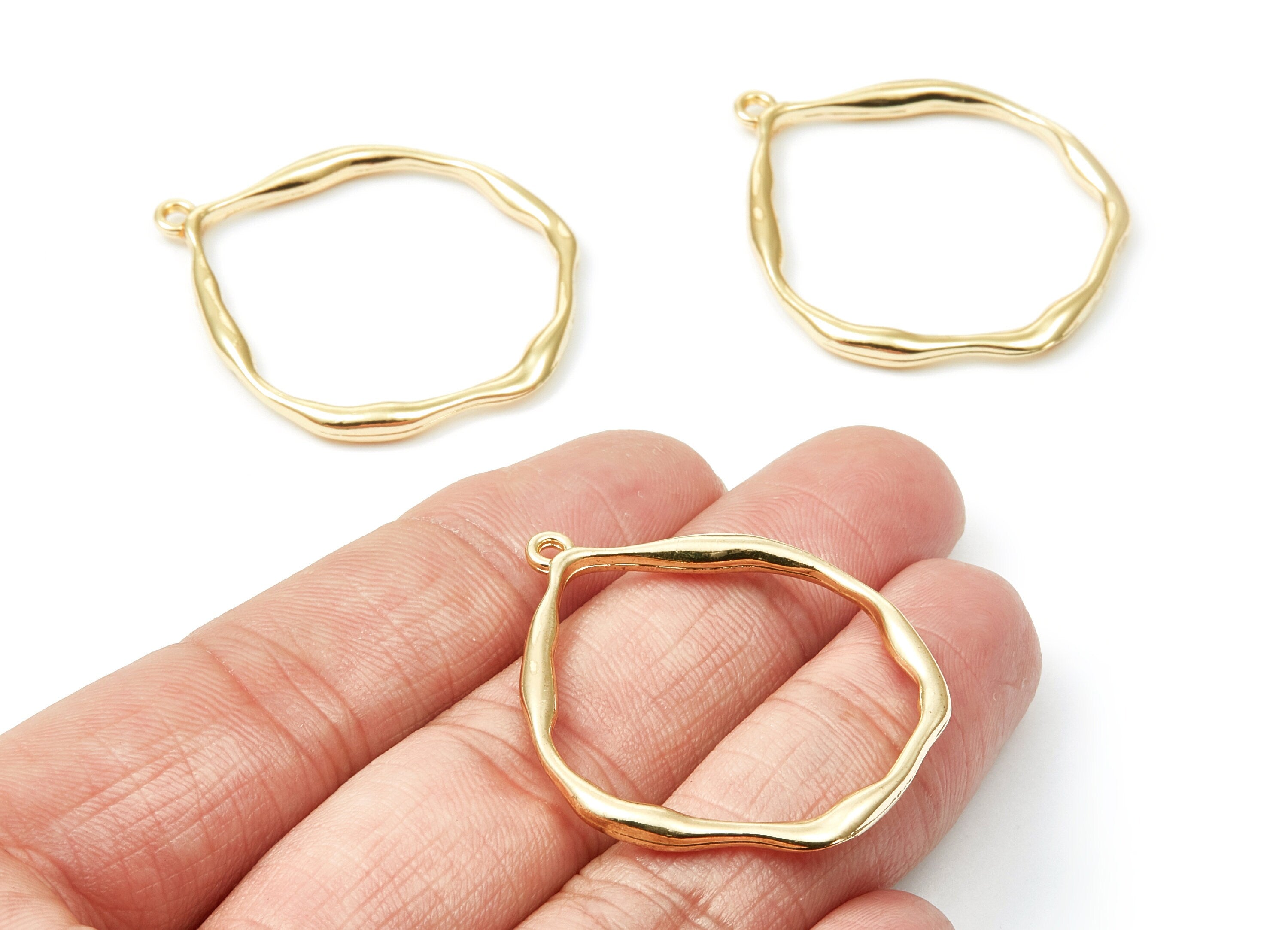 Circle Shaped Charms - Zinc Alloy Wavy Circle Shaped - Gold Tone - Alloy Pendant for Necklace - 33,1x39,2x3,43mm - ZZ1293 - DOMEDBAZAAR