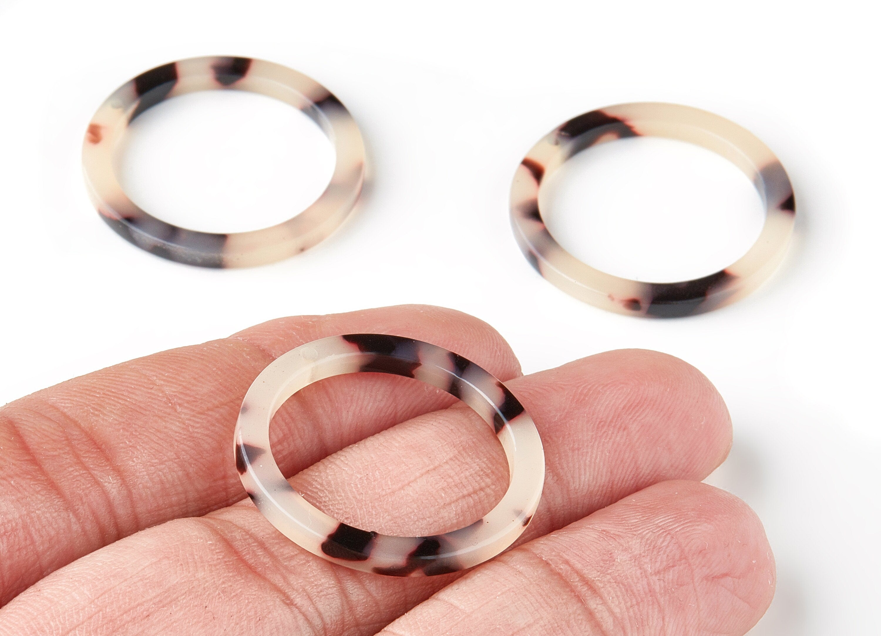 Acetate Circle Charms - Blonde Tortoise Shell Earrings - Circle Pendant - Earring Findings - Color Code: A07 - 27x27x2.85mm - AC1154J - DOMEDBAZAAR