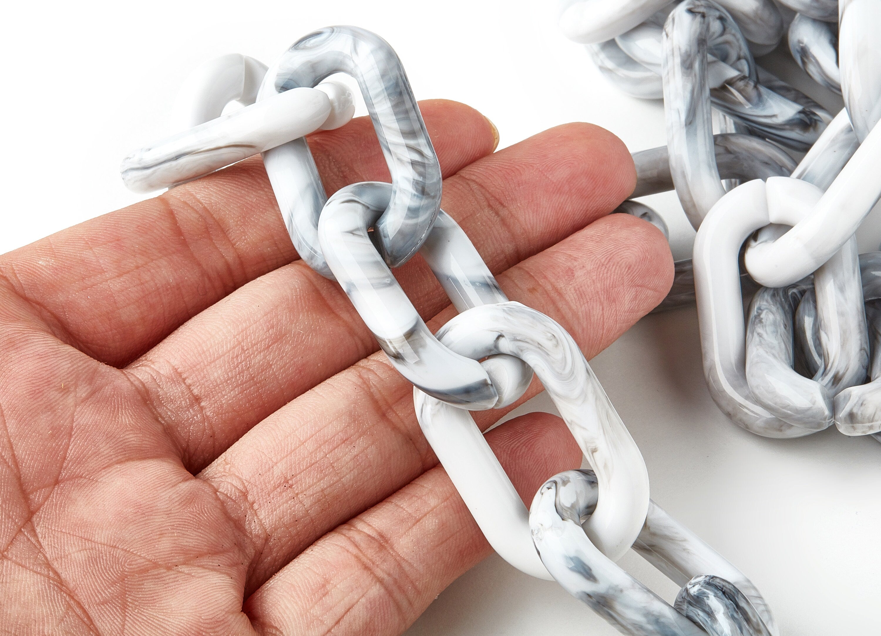Acrylic Oval Curb Chain - Open Link Curb Chain - 1strand : 100cm - Plastic Curb Chain Links - Necklace Chain - 40.1x24.2x7.01mm - AC1691 - DOMEDBAZAAR
