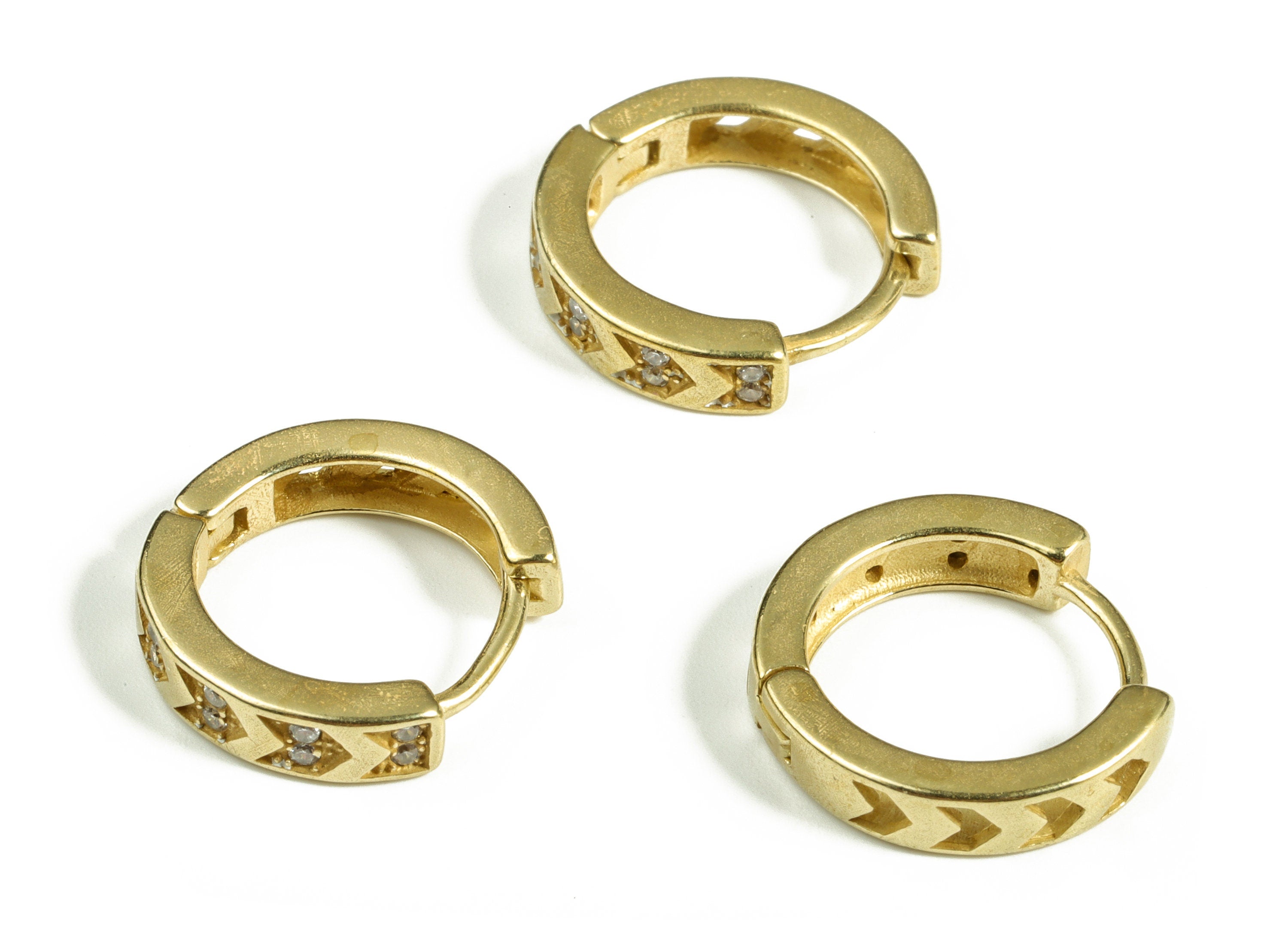 Brass Huggie Hoop Earring – Dainty Arrow Hoop Earring - Earring Huggie With Zircons – Earring Jewelry Supplies - 15.3×13.97×2.14mm - PP4101 - DOMEDBAZAAR