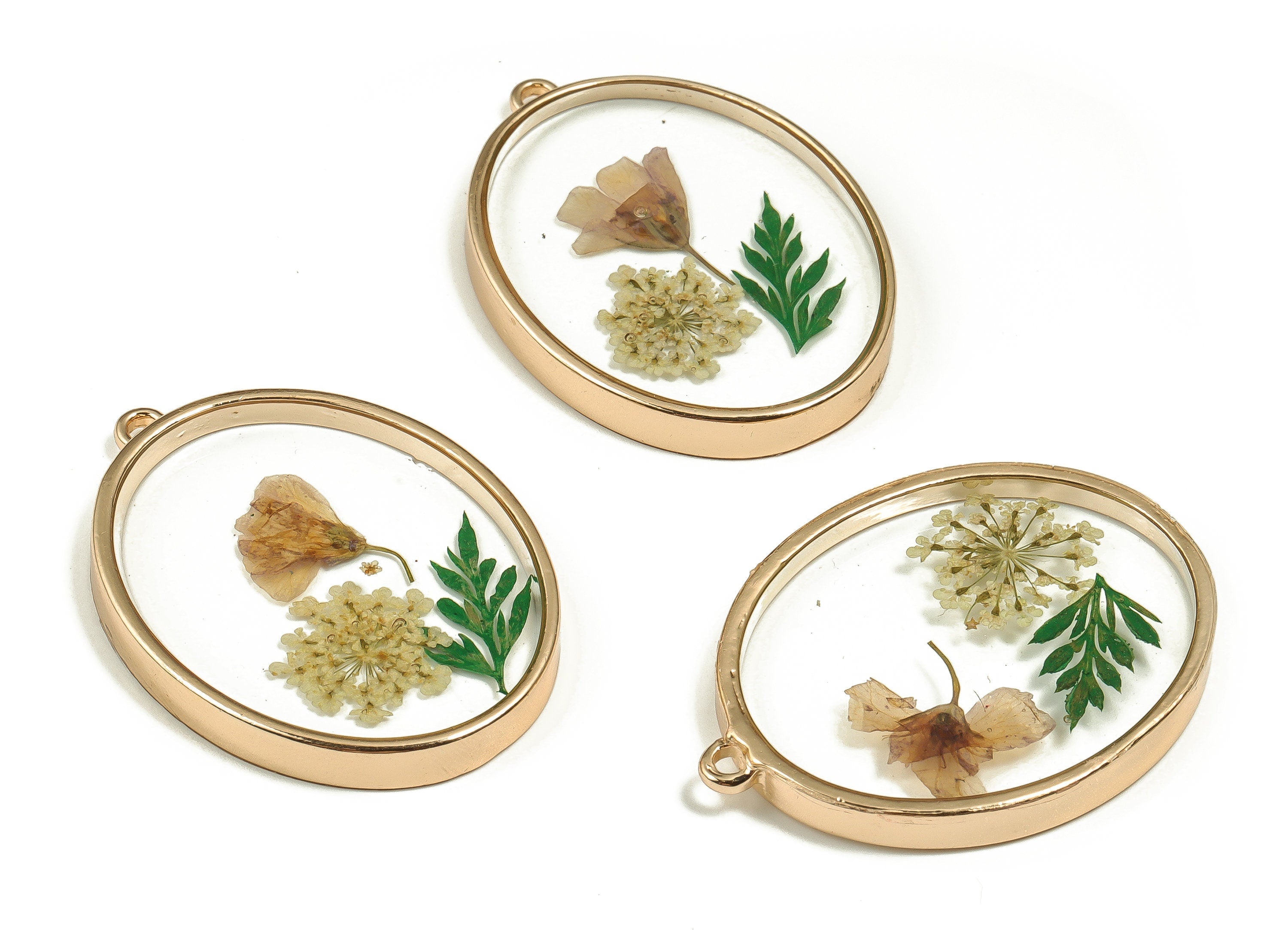 Epoxy Resin Oval Real Flower Charms - Lace Flower&Babysbreath - Back Pout Leaf Pendant - Gold Tone Plated Alloy - 41.29x29.97x5.1mm - ZZ1870 - DOMEDBAZAAR