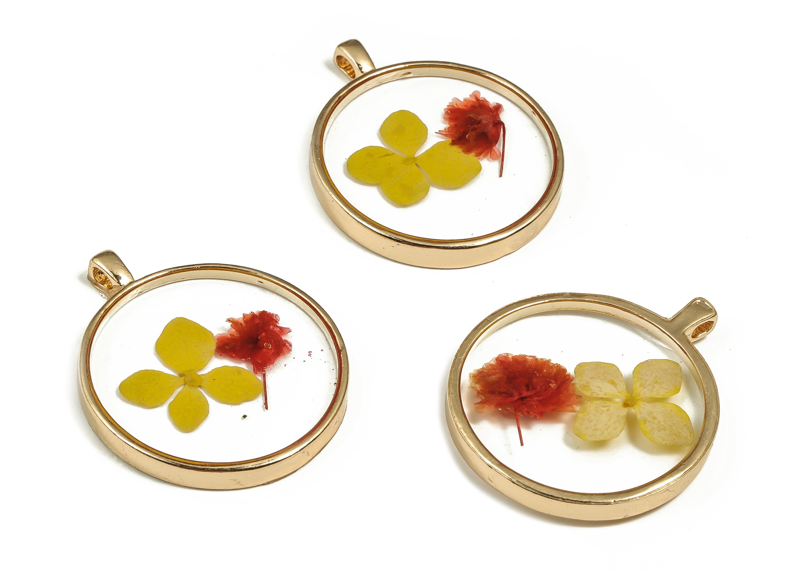 Epoxy Resin Round Real Flower Charms - Epoxy Resin Hydrangeas&Baby&#39;s-Breath Pendant - Gold Tone Plated Alloy - 34.91x28.98x4.18mm - ZZ1910 - DOMEDBAZAAR