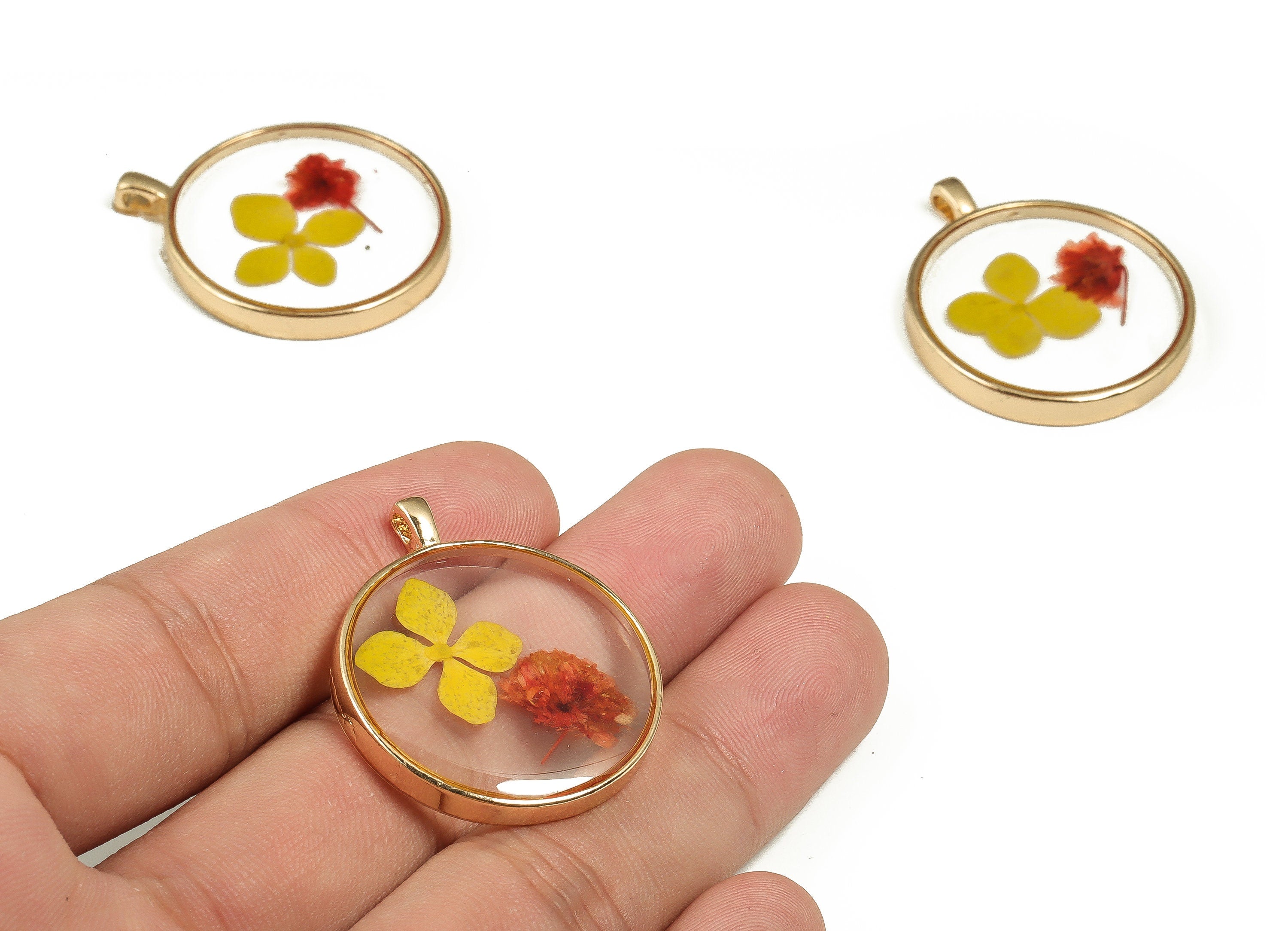 Epoxy Resin Round Real Flower Charms - Epoxy Resin Hydrangeas&Baby&#39;s-Breath Pendant - Gold Tone Plated Alloy - 34.91x28.98x4.18mm - ZZ1910 - DOMEDBAZAAR