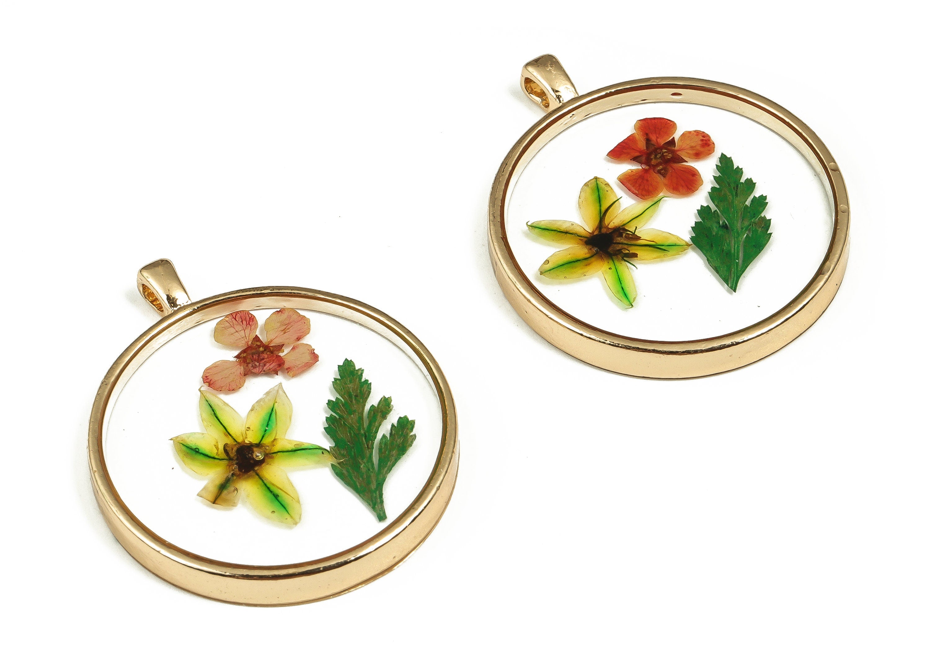 Epoxy Resin Round Real Flower Charms - Chinese Chive Flower&Narcissus - Lack Pout Leaf Pendant - Gold Tone Plated Alloy - 35x29x3mm - ZZ1905 - DOMEDBAZAAR