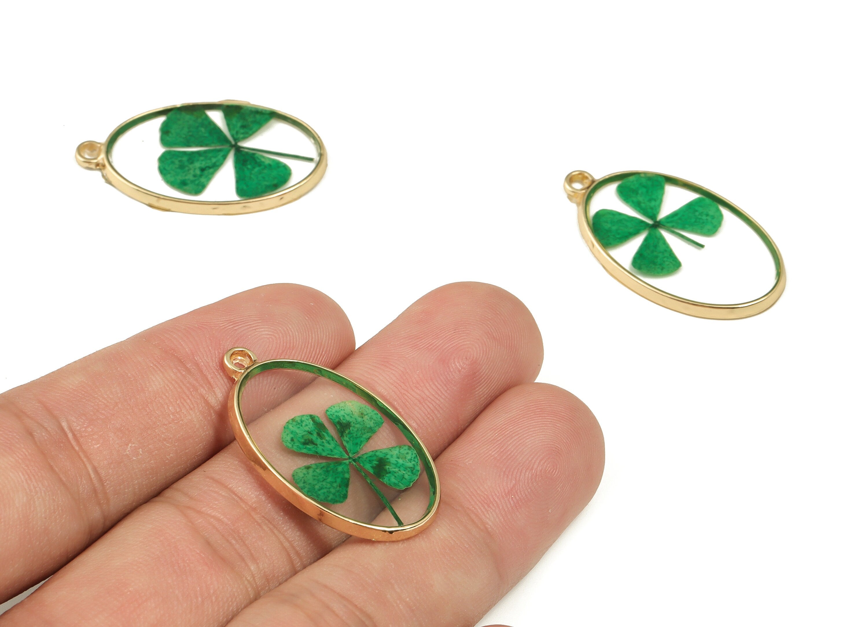 Resin Oval Dried Real Flower Charms - Resin Clover Pendant Charms - Gold Tone Plated Alloy - Jewelry Supplies - 34.76x22.07x2.14mm - RC1187 - DOMEDBAZAAR