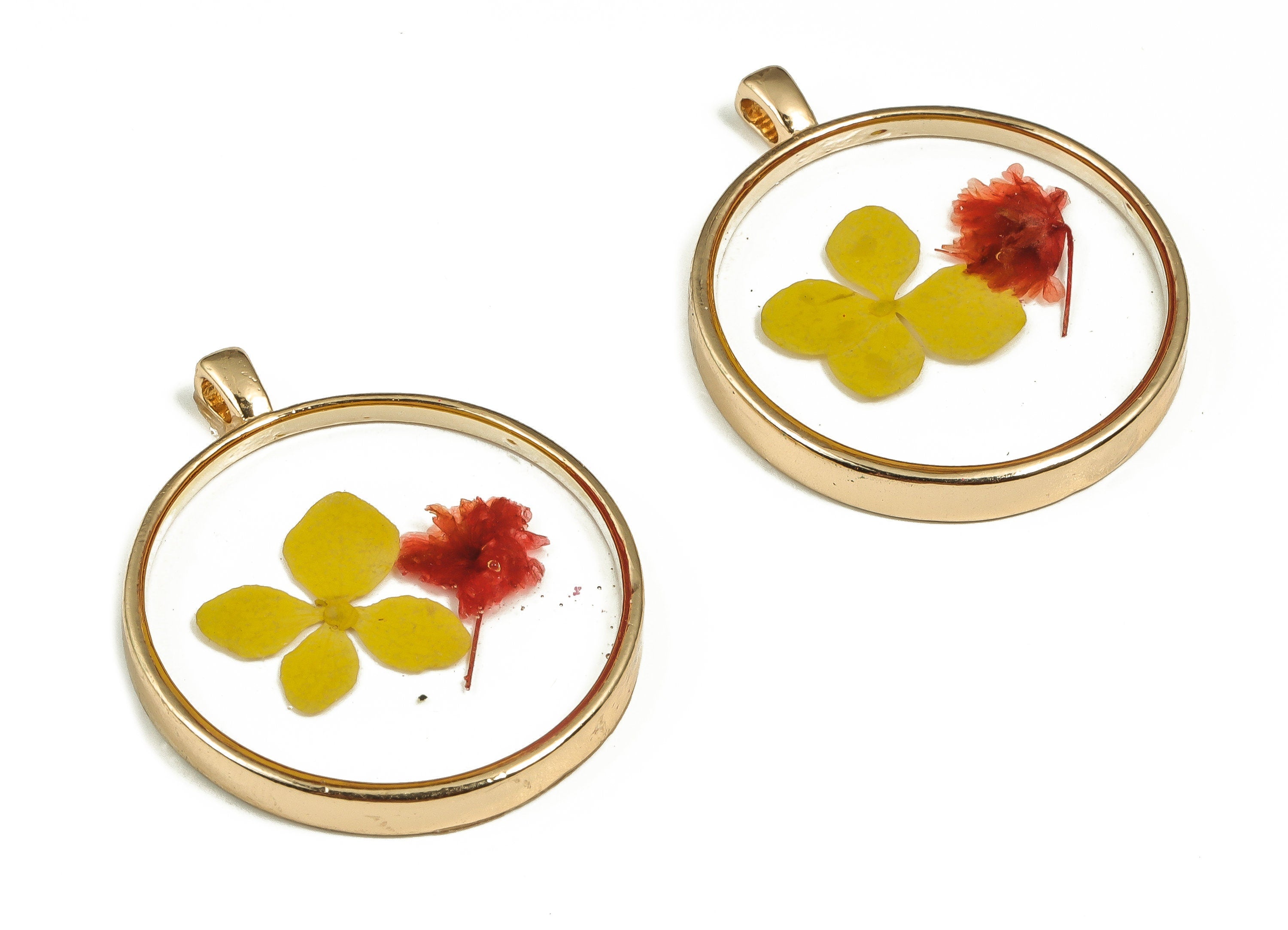 Epoxy Resin Round Real Flower Charms - Epoxy Resin Hydrangeas&Baby&#39;s-Breath Pendant - Gold Tone Plated Alloy - 34.91x28.98x4.18mm - ZZ1910 - DOMEDBAZAAR