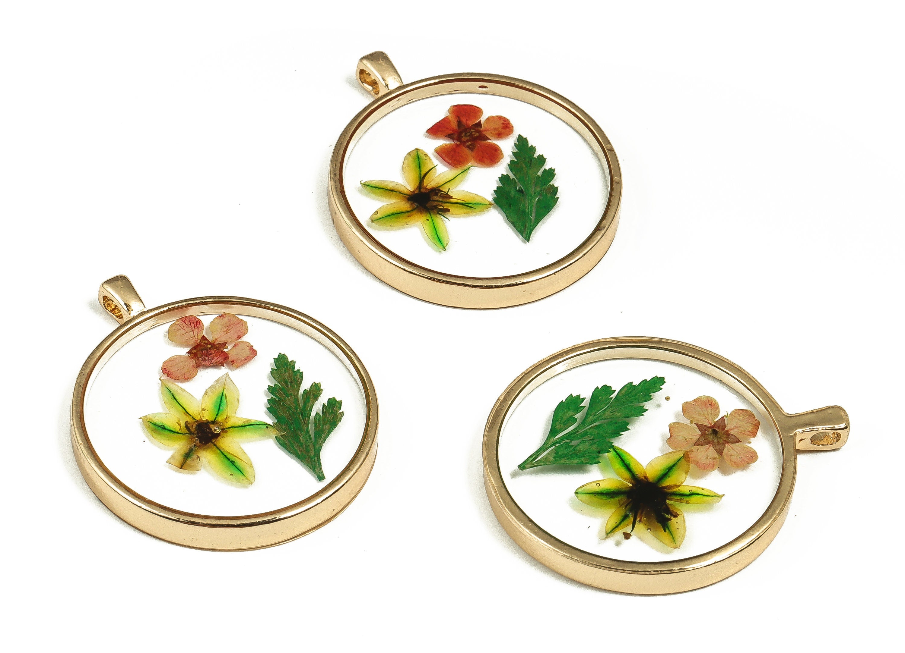 Epoxy Resin Round Real Flower Charms - Chinese Chive Flower&Narcissus - Lack Pout Leaf Pendant - Gold Tone Plated Alloy - 35x29x3mm - ZZ1905 - DOMEDBAZAAR