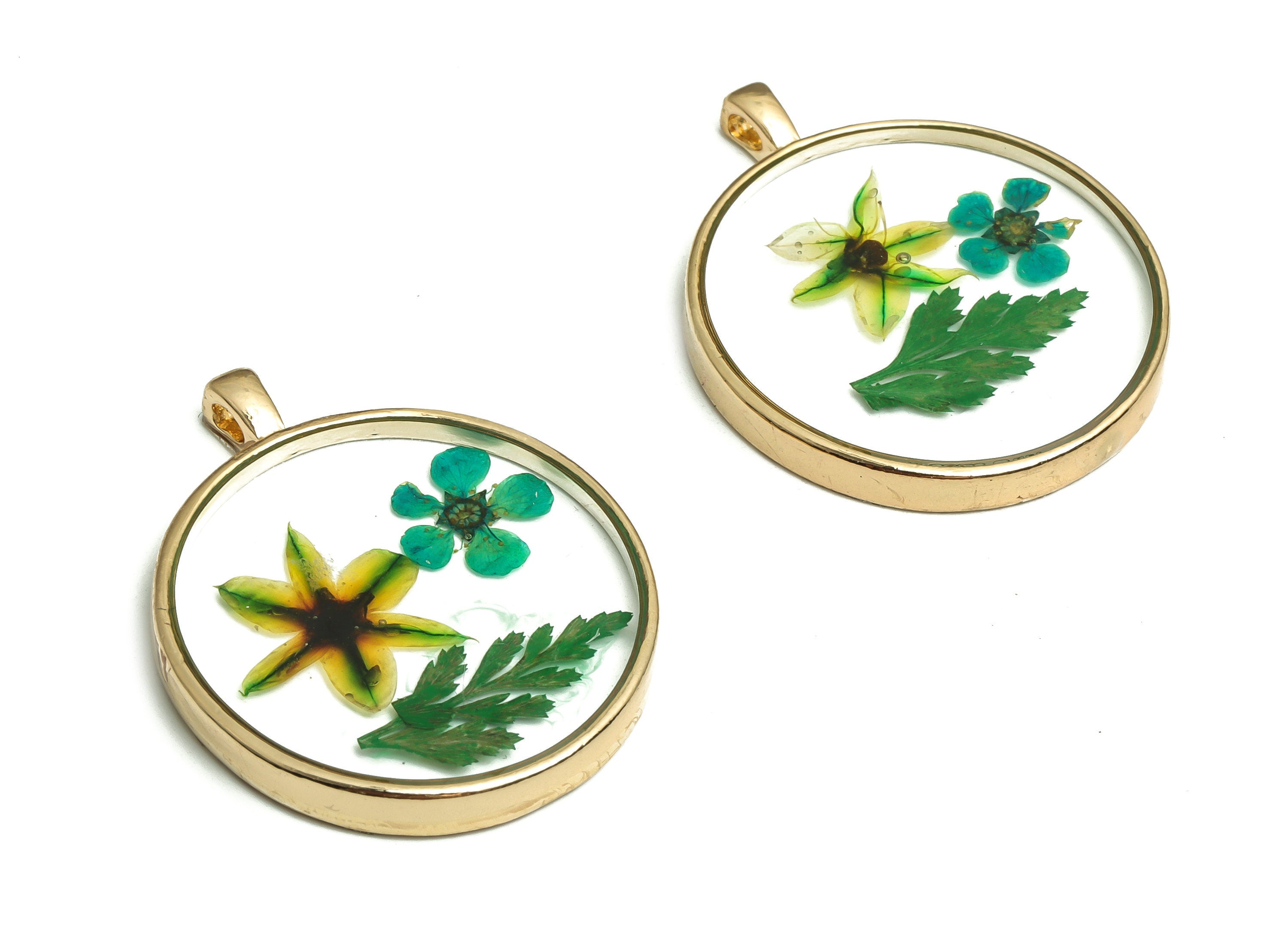 Epoxy Resin Round Real Flower Charms - Leek Flower - Narcissus Flower - Lace Flower Charms - Gold Tone Plated Alloy -35x28.9x4.3mm - ZZ1946 - DOMEDBAZAAR