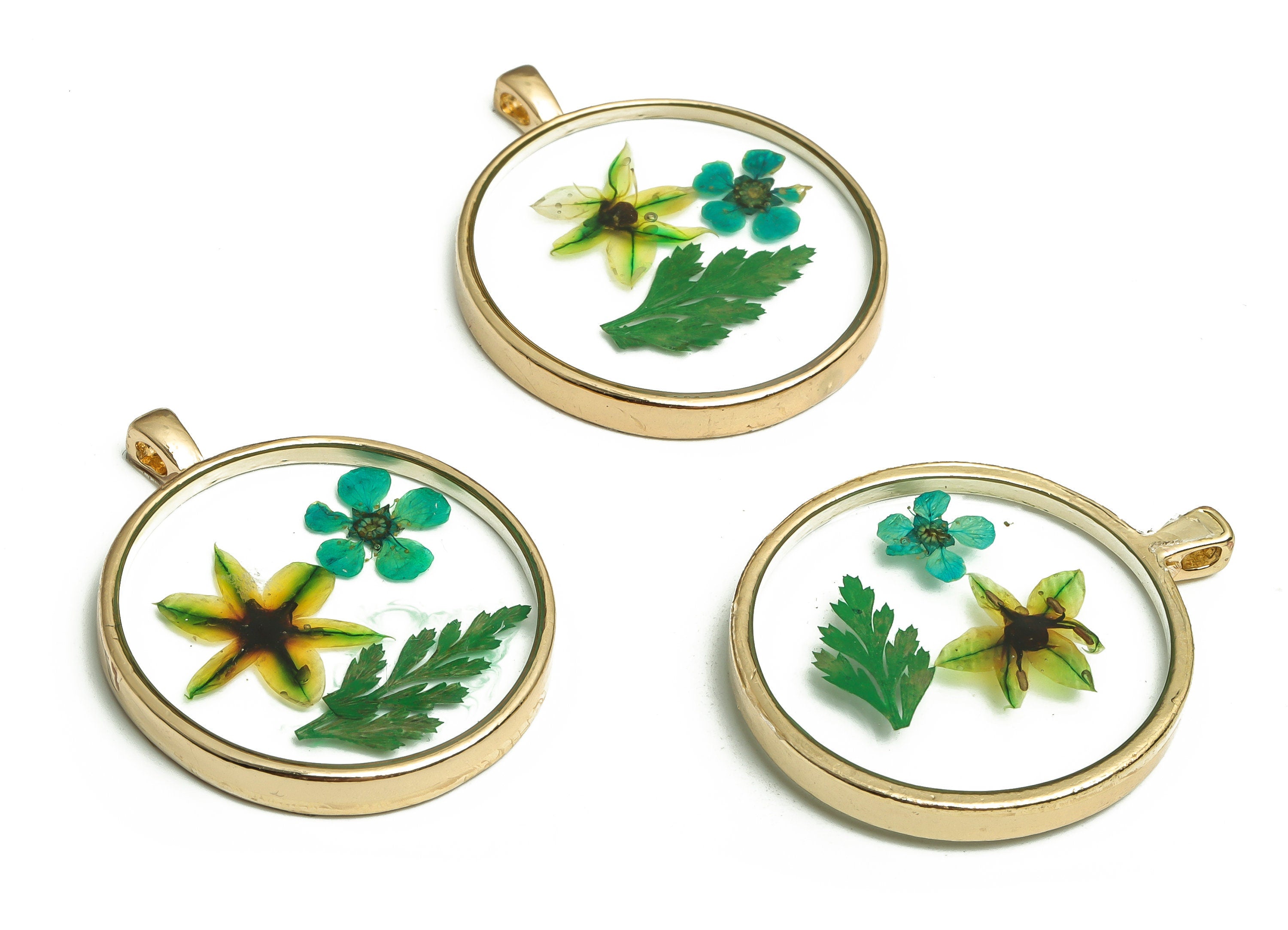Epoxy Resin Round Real Flower Charms - Leek Flower - Narcissus Flower - Lace Flower Charms - Gold Tone Plated Alloy -35x28.9x4.3mm - ZZ1946 - DOMEDBAZAAR