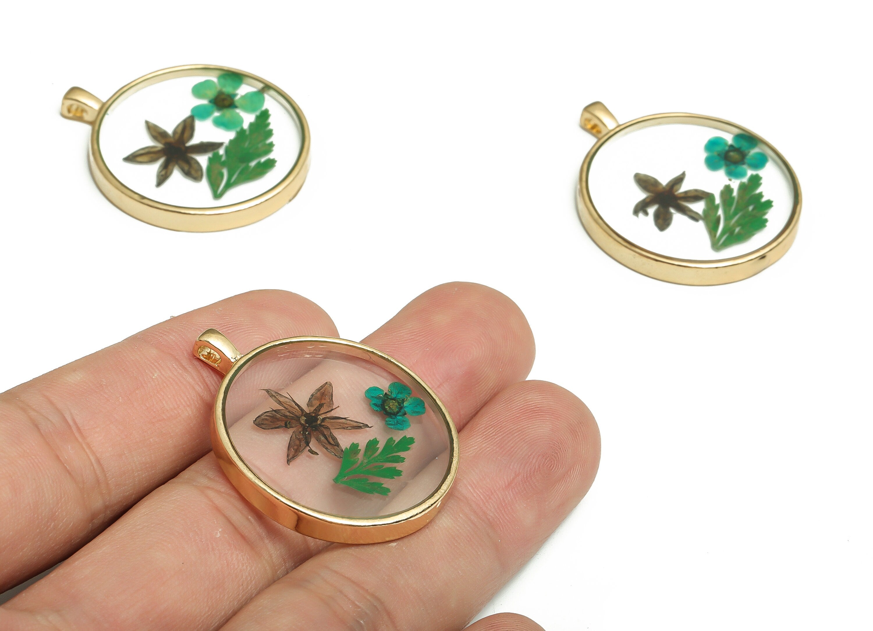 Epoxy Resin Round Real Flower Charms - Leek Flower - Narcissus Flower - Lace Flower Charms - Gold Tone Plated Alloy -35x28.8x4.2mm- ZZ1944 - DOMEDBAZAAR
